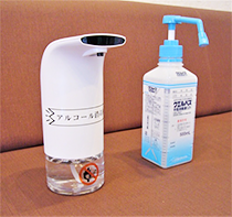 自動アルコール噴霧器と手動ポンプ